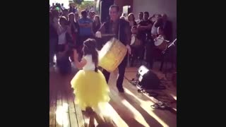 هنرنمایی دختر کوچولو آذری و اجرای اهـنگ آذربایجانی  محشره از دست ندین حتما ببیند....لایک کنید دوستان ......لایککککککککککککککککک