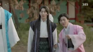 سکانسی جالب ازسریال عاشقان ماه(کتک خوردن شاهزاده شماره 10خخ)