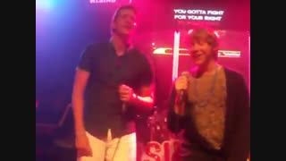 خوندن روپرت و الیور توی کارائوکه Rupert Grint and Oliver Phelps sing Karaoke in Orlando