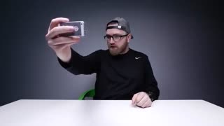 Unbox Therapy - ویدیو آنباکسینگ کوچک ترین آیفون دنیا