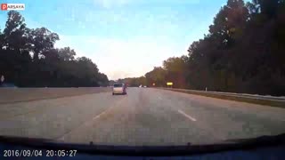 برخورد شدید لاستیک با ماشین در حال حرکت در بزرگراه