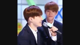 سوهو داره درمورد بکهیون میحرفه اما بک اصلا حواسش نیس-_- خنده ی اخر بک دله منو برد ^_~