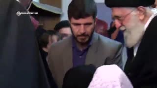 شیـــدایی دختربچه شهید برای رفتن در آغوش رهبر معظّم انقلاب!