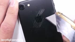 تست مقاومت بدنه آیفون 7