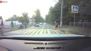 وقتی مادربزرگ هیچ اهمیتی به تصادف موتور سوار نمیده