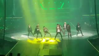 EXO dancing king***   اجرای زنده ی اهنگ جدید اکسو  فوق العاده اس*** بکهیون اون وسط میوفته خیت میشه بچه خخخ