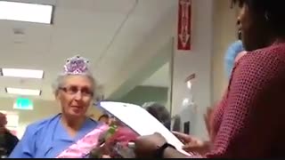 تبریک تولد پیرترین پرستار دنیا با 90 سال سن و 70 سال اشتغال به حرفه شریف پرستاری در آمریکا!