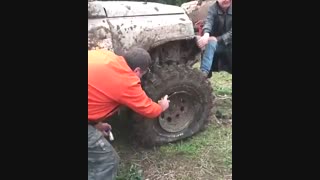 روش جالب برای باد کردن لاستیک ماشین