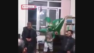 یعنی با نگاه آقائه 4 جلد کتاب میشد نوشت!!! این ویدئو تو ایام محرم ترکوندا!!!! نگاه نکنین از قافله عقبین!! از ما گفتن بود!!!