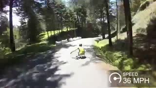 اسکیت سواری در جاده با دوربین گارمین ویرب الترا 30