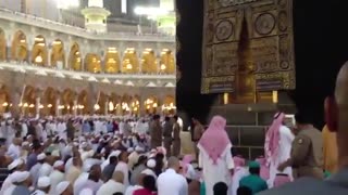 اذان بسیار زیبا در کنار مقام ابراهیم و در برابر درب کعبه (رویایی)