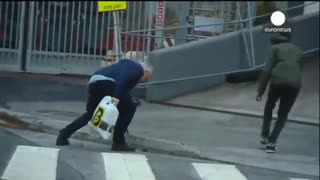 راه رفتن عجیب و غریب مردم در باد – نروژ !!!؟