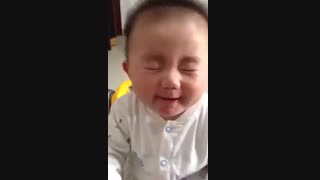 این بچه خوجل موجل رو نگاه کنین اذیتش می کنند ولی بازم می خنده!