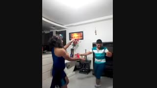 ادایه رقص وحید خزائی و دوس دخترش!خیلی خنده داره..تقدیمی امین کیان