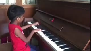 اجرای قطعه Fantasía Impromptu با پیانو توسط پسر بچه ای به نام Lydian Nadhaswaram