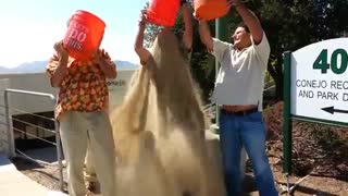 استفاده از خاک درIce bucket challenge به دلیل بحران کمبود آب در کالیفرنیا
