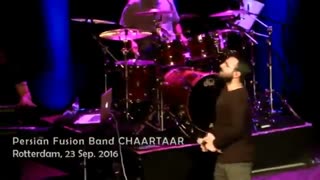 همخوانی مردم با گروه چارتار در کنسرت در هلند