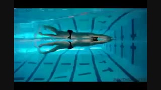 آموزش شنا - نحوه پا زدن در شنای کرال پشت