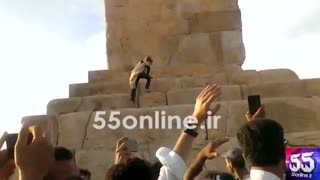 مخالفت جمعیت با بالا رفتن یک جوان از  بنای آرامگاه کوروش