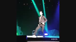 رقصیدن جونگی درکنسرتهاش(پست اینستای خودش)آهاااای روانی گزارش الکی نده هاااااااا