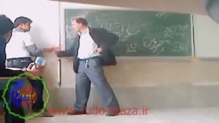 ببین آقا دبیر چطور شاگردش را ضربه فنی می کند! (طنز)