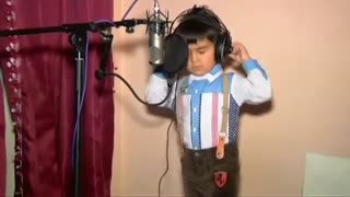 پسر افغانی با صدایی جذاب