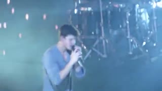 اجرای mercy از shawn mendes (شان مندس)