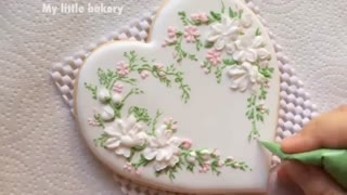 تزیین کوکی قلبی با رویال آیسینگ