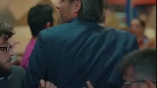 وقتی اژیر خطر میزنن و دفنه هول می کنه