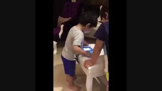 ارشان  وقتی صدای باباش میشنوه (پسر احسان خواجه امیری)