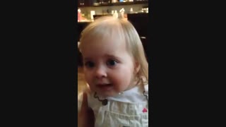 خاندن اهنگ السا توسط دختر کوچک ،