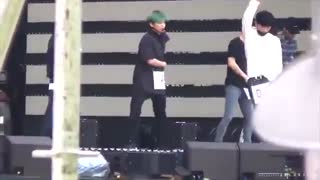 بی تی اس در حال تماشای اجرای اکسو در پشت صحنه  BTS reaction to MONSTER 드라이리허설 EXO at backstage