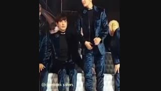 یه مومنت مرگ چانبک ماله همین دیروز که همه جا پخش شده❤~❤ چان دستشو میذاره زیره باسن بک^^ chanbaek