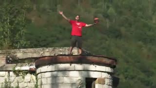 حرکات نمایشی بسکتبال بر قطار در حال سیر