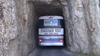 عبور دشوار اتوبوس از تونل غیر متعارف