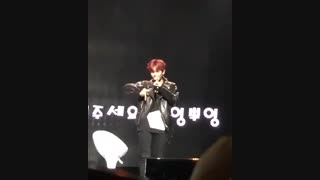 همین الان بکهیون در فن ساینش اهنگ tt دخترای twice رو خوند و رقصید^_^