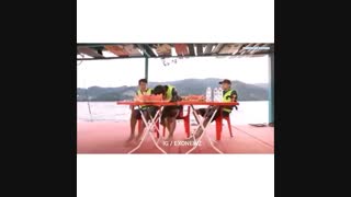 وقتی کای و بعد دی او میفتن تو اب ^__^ چن چه خنده ای میکنه *_* اکسو-kai-kyungsoo-chen-exo-کیونگسو-exo fun