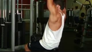 نمایش فیلم آموزش حرکات بدنسازی زیر بغل سیم کش از جلو دست بسته