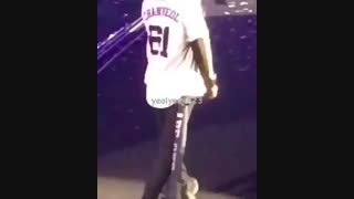 چانیول امروز تو کنسرت تایپه دست یه فن رو میبوسه