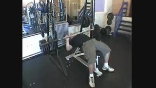 نمایش فیلم آموزش حرکات بدنسازی سینه پرس سینه با دستگاه اسمیت