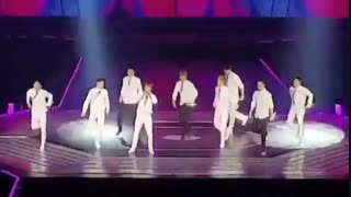 پیچ خوردن پای بکهیون در کنسرت دیروز( داغون شد)