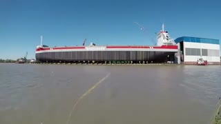 لحظه به آب انداختن کشتی ها ی بزرگ