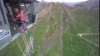 پرش دیوانه وار این دختر رو ببینید-عجب جراءتی داره !!!!!!!!!!!!