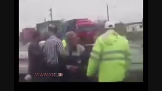 کتک زدن یک راننده توسط مامور راهنمایی