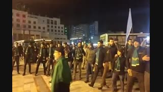 سینه زنی سنتی به همراه پرچم هیئت رهروان شهدای نیاک درحرم امام رضاع1395