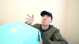 وقتی استیون دنگ یه بسته از وسایل بنگتن میگیرهOMG!! EPIC BTS UNBOXING VIDEO -STEVEN DENG