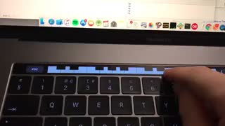 اجرای پیانو در تاچ بار MacBook Pro 2016