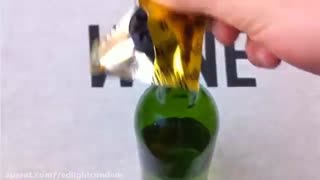 خلاقیت جالب استفاده از کاندوم به عنوان درپوش بطری! کاندوم Redlight "متایز" است!