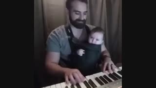 آخی نازی... باباش چه قشنگ پیانو میزنه