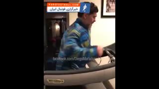 رقص مارادونا بر روی تردمیل همراه با آهنگ مخصوص